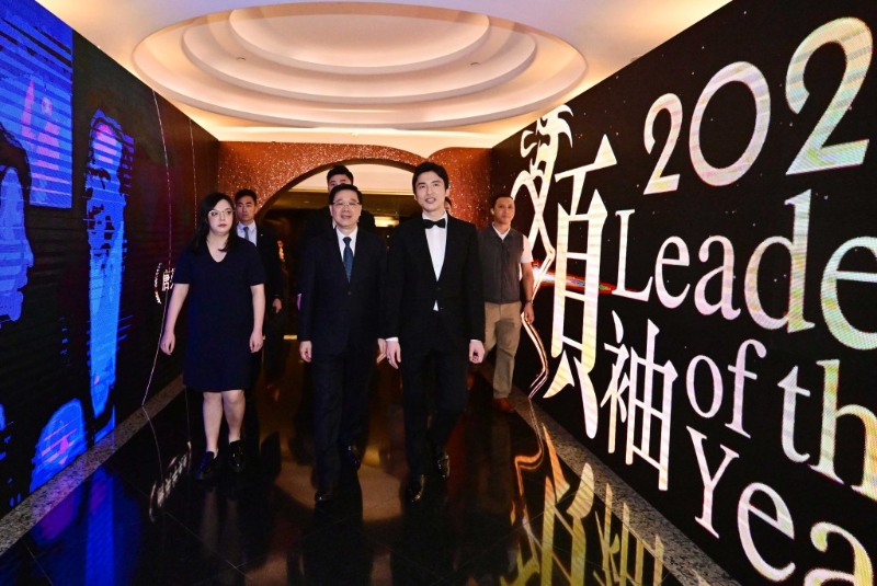 行政長(zhǎng)官李家超（中）進(jìn)入會(huì)場(chǎng)。