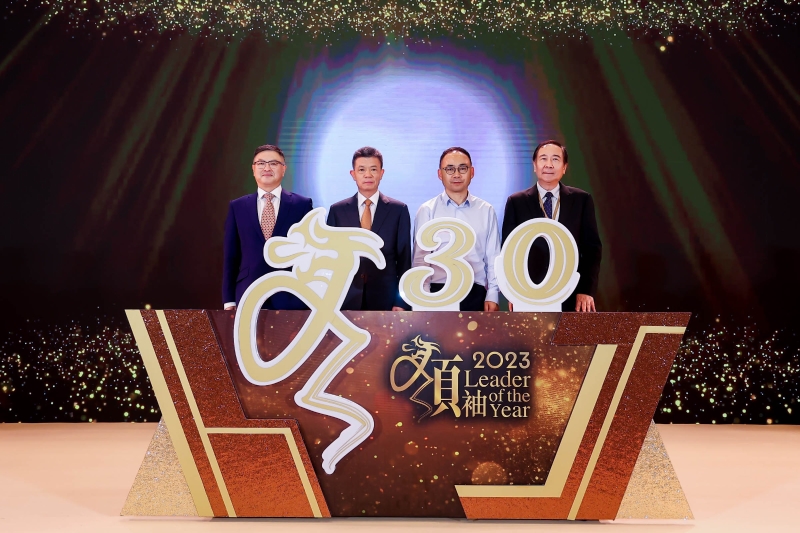 “香港杰出領(lǐng)袖選舉”迎來(lái)30周年，星島新聞集團(tuán)特別設(shè)立灣區(qū)會(huì)場(chǎng)，星島新聞集團(tuán)主席郭英成先生（左二）、星島新聞集團(tuán)內(nèi)地代表賈紅平先生（左一）、鄺景廉先生（右一）及世界500強(qiáng)企業(yè)建龍鋼鐵集團(tuán)董事長(zhǎng)張偉祥先生（右二）作為主禮嘉賓，為頒獎(jiǎng)禮啟動(dòng)亮燈。