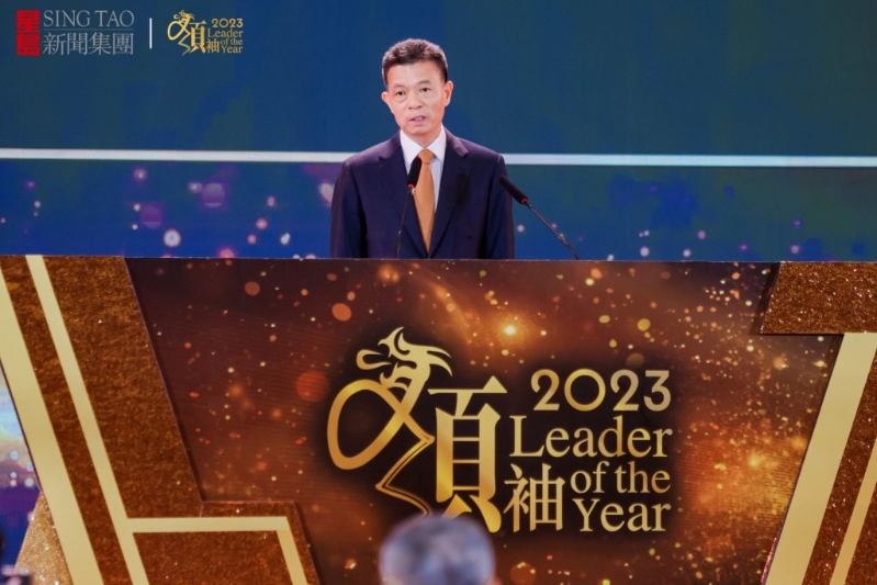 星島新聞集團(tuán)主席郭英成在深圳會(huì)場(chǎng)致辭。