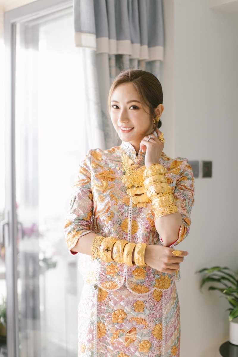 蔡嘉欣去年12月結(jié)婚，她穿上中式裙褂，所戴的金器極重手。