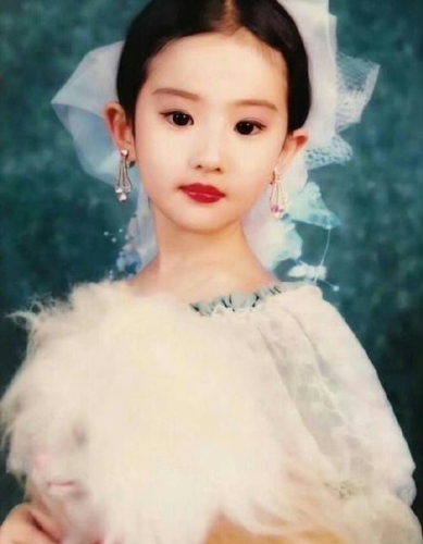 劉亦菲兒時照被贊從小美到大。