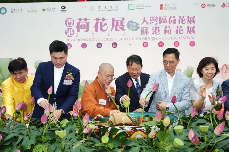 星島新聞集團(tuán)行政總裁兼社長(zhǎng)蔡晉(左二)與文體旅局局長(zhǎng)楊潤(rùn)雄(右二)主持開(kāi)幕儀式。劉駿軒攝