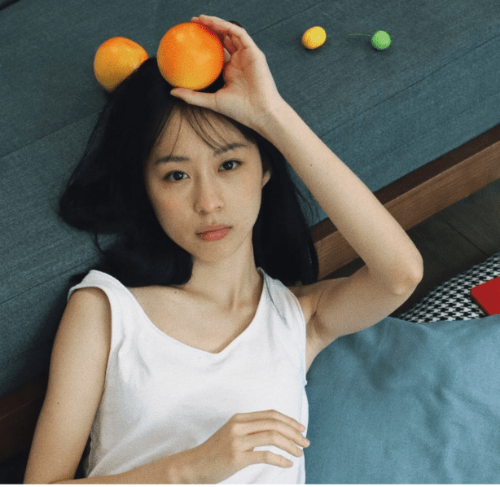 現(xiàn)與模特兒男友于澳洲新西蘭工作假期的新晉女演員田小凝，曾拍攝《憂郁之島》及《浮沉》等電影及短片。