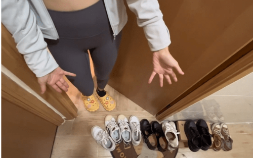 片中所見，劏房是一開四單位， 她與男友會(huì)將鞋放門外。