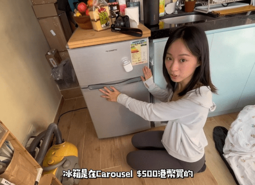 一邊是有齊小雪柜、鋅盤、電磁爐、抽油煙機(jī)等必備的電器。