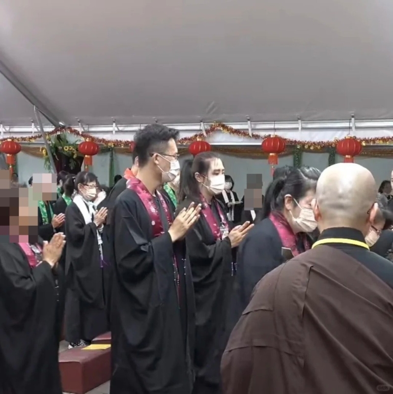 其中一張照片見到王祖賢合十時(shí)，身旁就有位高大、戴上眼鏡斯斯文文的男士在其身旁