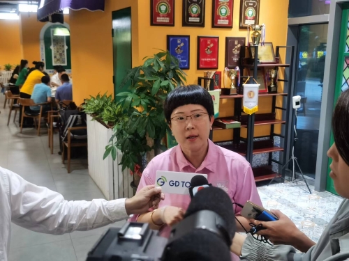 南沙“印象·澳門”餐廳的朱詠姬接受采訪。