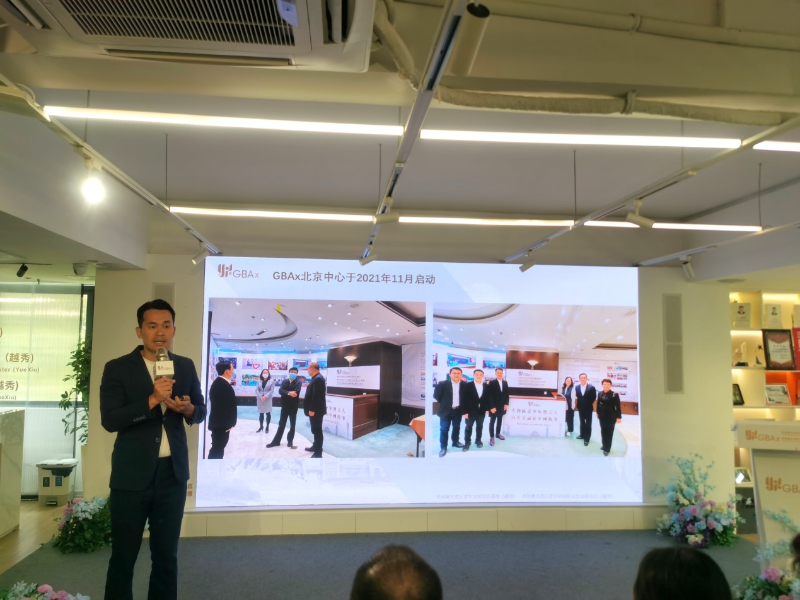 GBAx的鄧京干主任向記者介紹基地情況。