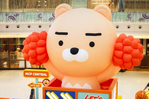 6米高的巨型充氣Ryan超吸睛。