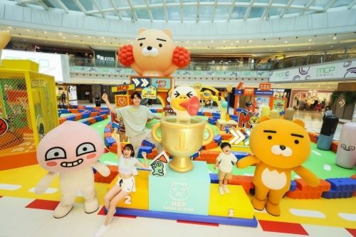 場內(nèi)特設(shè)6大打卡位及3大運動游樂體驗區(qū)，多位KAKAO FRIENDS人氣角色穿梭其中。