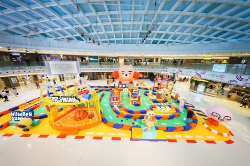 小朋友可化身成小車手，穿梭3,000方呎大型平衡車賽道盡情“放電”。