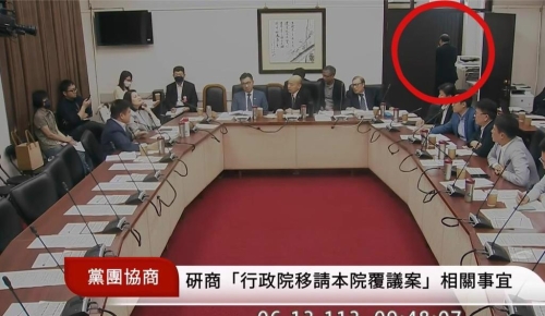 民進(jìn)黨立院黨團(tuán)總召柯建銘在立法院市內(nèi)抽煙的畫(huà)面。