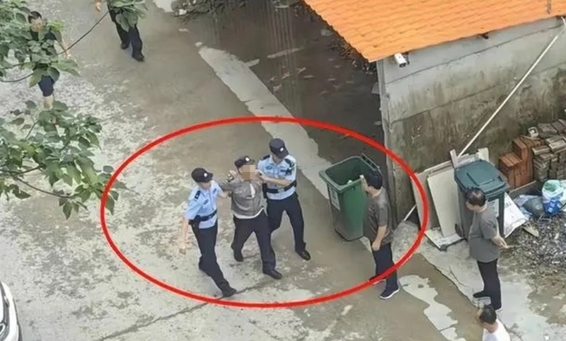 一名陳姓的男保安員被警方帶走。