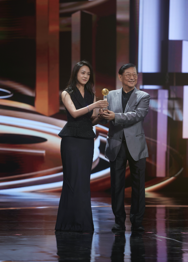 香港電影工作者總會永遠榮譽會長、香港電影導(dǎo)演會永遠榮譽會長吳思遠為湯唯頒獎