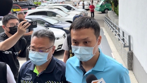 5億高三生男家屬指控謀財害命，夏姓配偶（右）首度現(xiàn)身。 中時新聞網(wǎng)