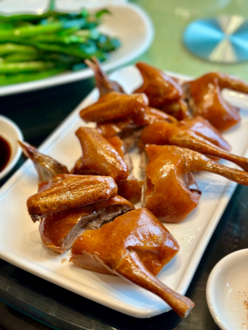 中山市商務(wù)局伙多間食肆推出“9.9元乳鴿券”，為期一個(gè)月。