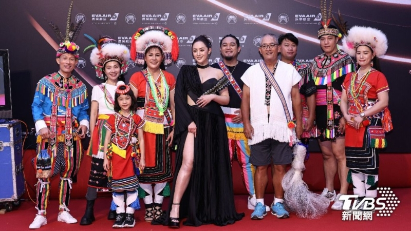 歌手舞思愛高衩開到三角地帶。