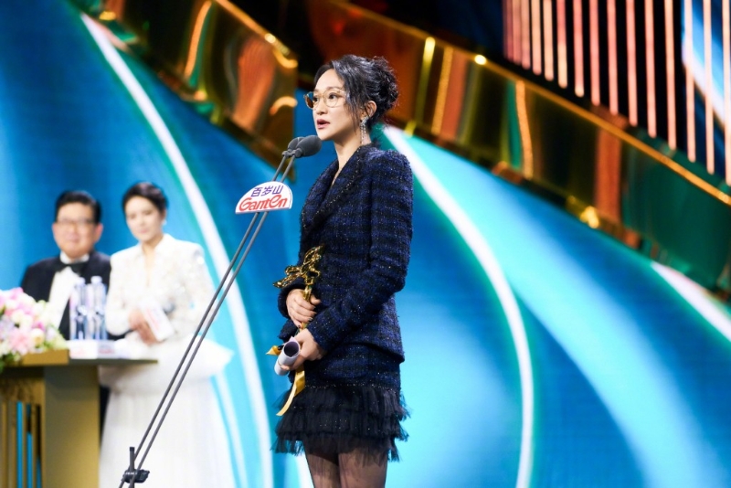 周迅上臺領(lǐng)獎時戴住老花眼鏡。