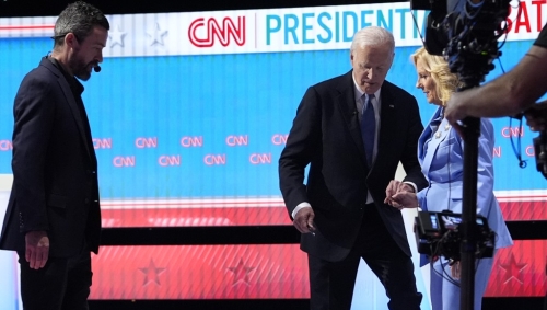 拜登在完成辯論后，被妻子小心扶下只有一級樓梯的講臺。 美媒認為，此顯示他身體不太受控制。 美聯(lián)社