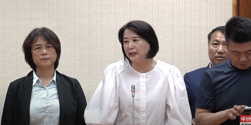 立委王鴻薇控訴。（取自直播）