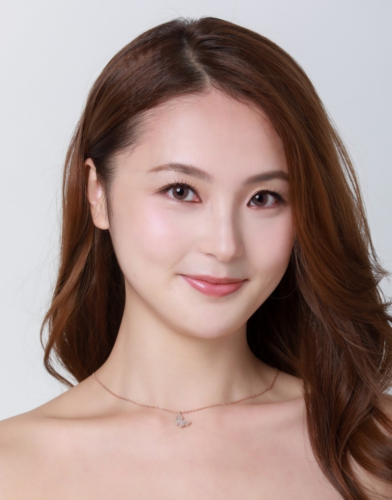 李曼思（Adria）現(xiàn)年26歲，身高157cm，現(xiàn)時為一名碩士學(xué)生。