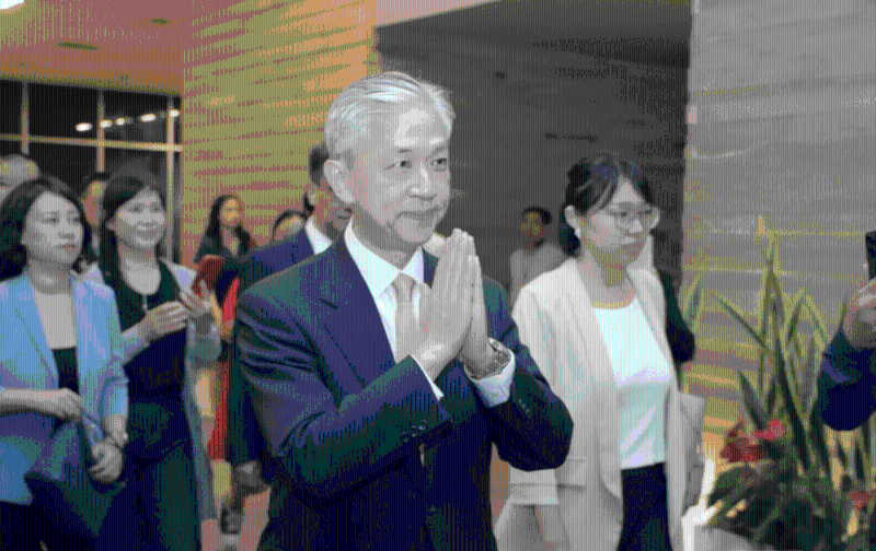 中國駐柬埔寨新任大使汪文斌周五（5日）晚抵達(dá)金邊履新