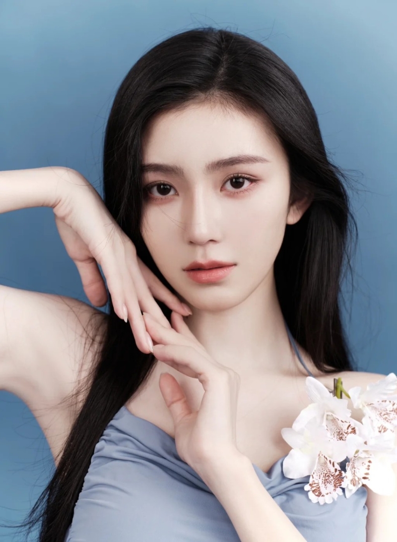 王敏慈昨日（4日）在小紅書分享一輯照片，外貌又再有變化。