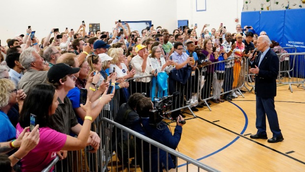 拜登5日在威斯康辛州麥迪遜市謝爾曼中學(xué)，出席競選集會