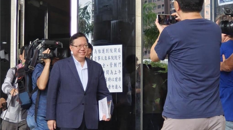 鄭文燦步出法院“笑容燦爛”。