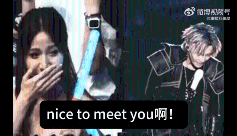 之后鏡頭又轉(zhuǎn)到另一位同樣衣著性感的女歌迷。