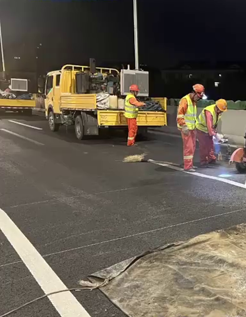 搶修“變形馬路” 搶修“變形馬路”