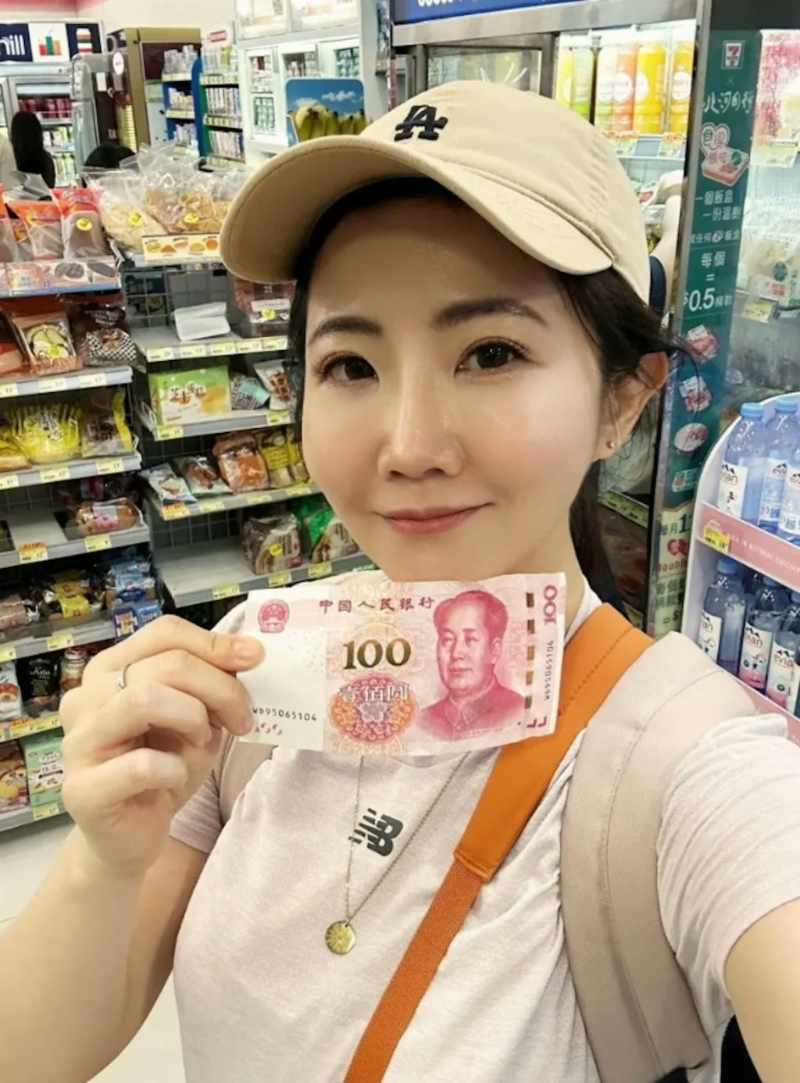 謝忻上周五(5日)在b發(fā)文指在港于便利店購買樽裝水，詢問店員可否以人民幣付款，遭身后一名男顧客大鬧“呸你!」事件引起港臺網(wǎng)民熱議。