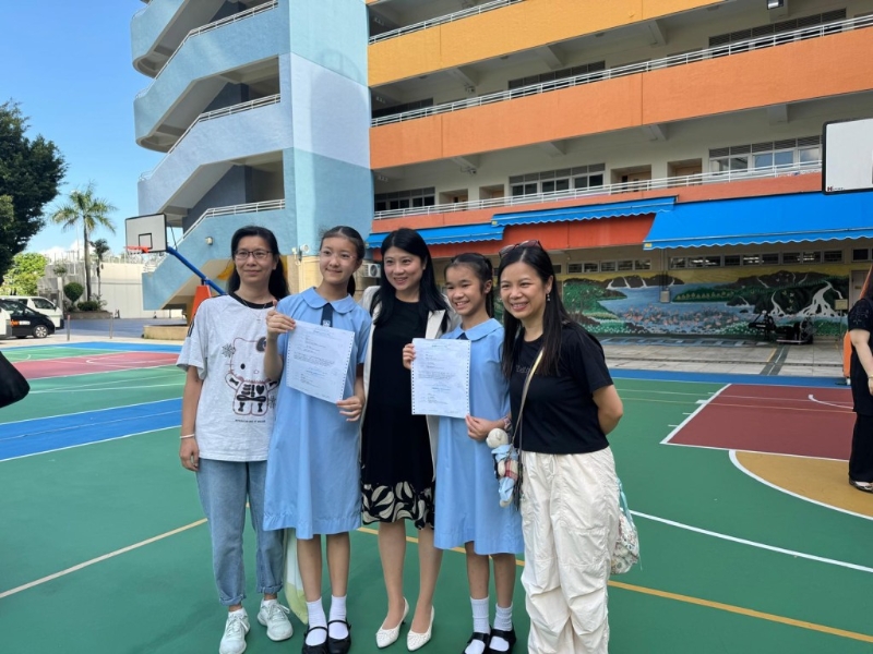 李恩希同學(xué)對(duì)能成功考入港大同學(xué)會(huì)書院感到開心。（圖片來源：《親子王》）