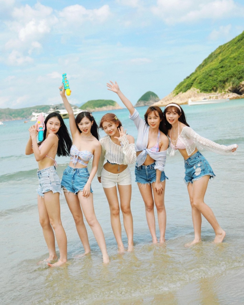 當時倪樂琳（左）以Stella的名字與港版子瑜區(qū)明妙（左二）齊齊推出水著寫真。