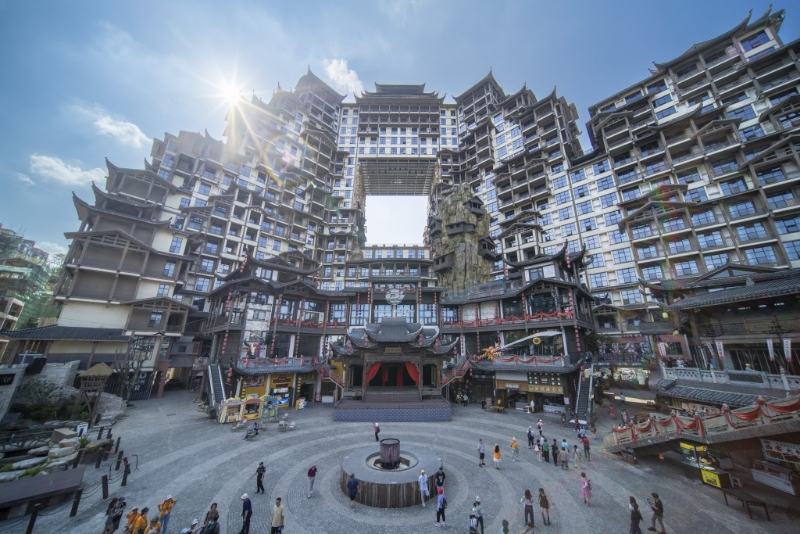 小鎮(zhèn)內(nèi)的七十二奇樓屬吊腳樓風(fēng)格建筑，高度達(dá)109.9米