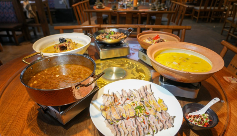 娃娃魚（又稱「中國(guó)大鯢」）是張家界的特色美食之一，今次記者來到張家界最興旺的步行街「溪布街」品嘗娃娃魚宴。