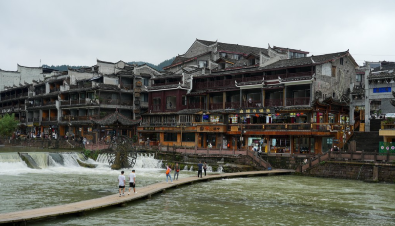 苗族特色建筑「吊腳樓」沿「沱江」而建。