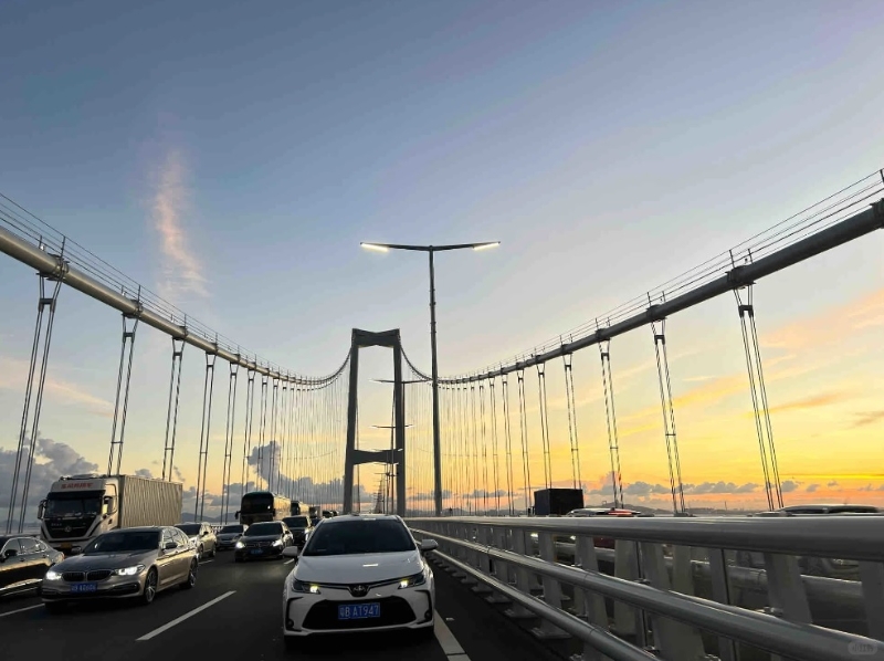 深中通道通車(chē)當(dāng)日大塞車(chē)。