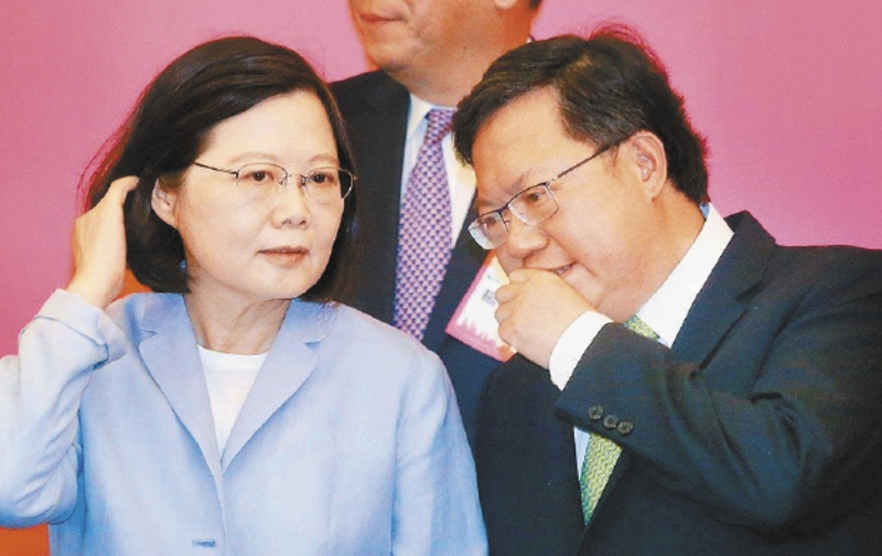 前總統(tǒng)蔡英文（左）、前桃園市長鄭文燦（右）。