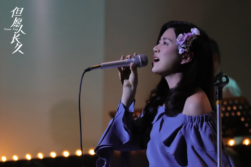 陳妍希穿上復(fù)古洋裝、剪短頭發(fā)還原鄧麗君造型。2