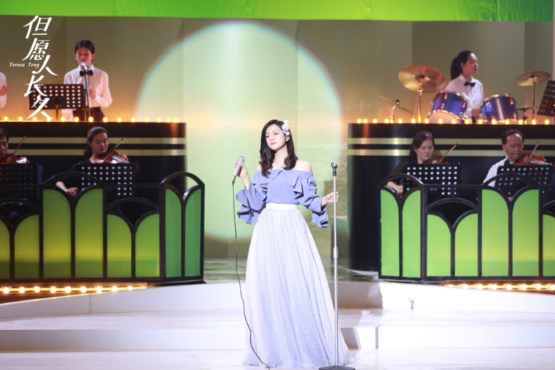 陳妍希穿上復(fù)古洋裝、剪短頭發(fā)還原鄧麗君造型。1