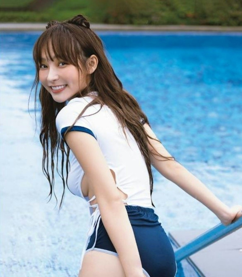 林襄又貼出一張穿上日本學(xué)生運(yùn)動(dòng)服的照片，胸至腰間卻是綁繩設(shè)計(jì)，其上圍霸氣側(cè)漏，非常吸引。