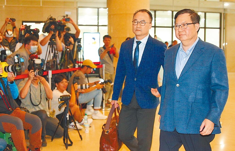 前?；鶗?huì)董事長(zhǎng)鄭文燦（右一），羈押2個(gè)月確定。