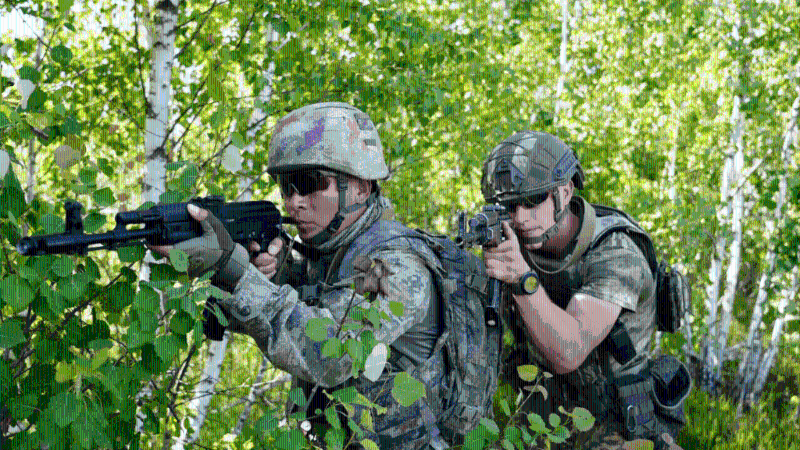 中白兩國軍人聯(lián)合分組演訓(xùn)。