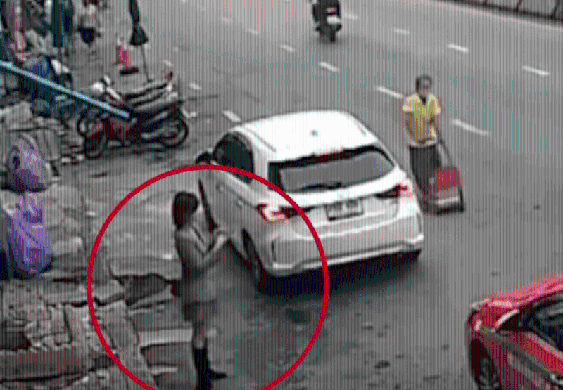 女子落車后在使用手機，當時有路人經(jīng)過。