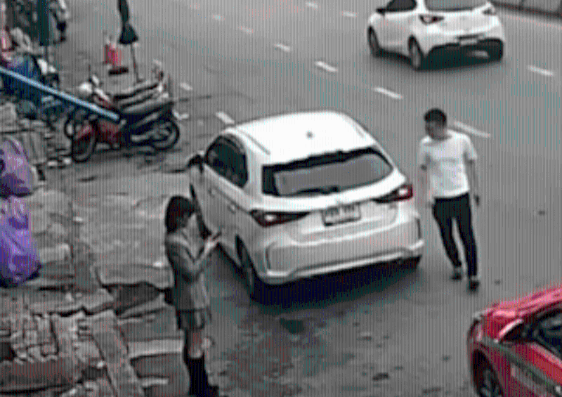 一名白衫男子落車。