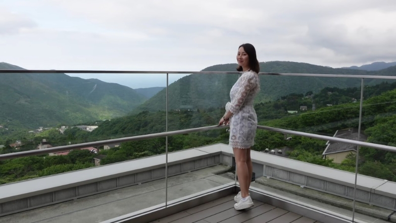 從其旅行Vlog中所見，袁嘉敏的面頰明顯較飽滿，四肢也變得較粗壯。