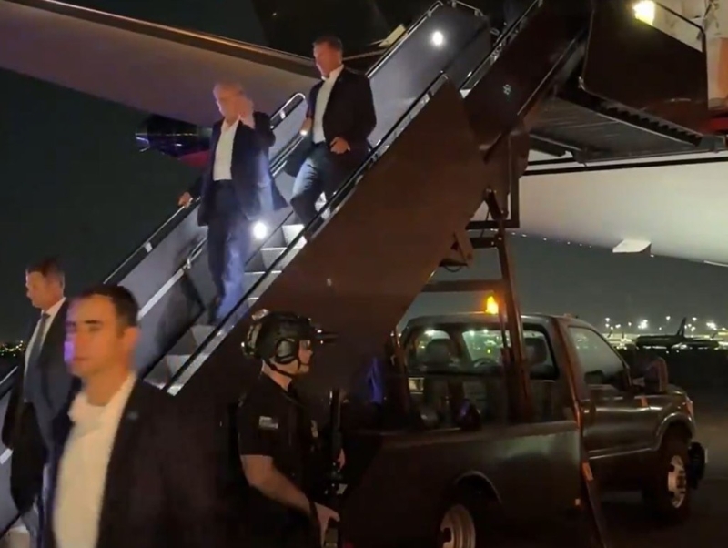 特朗普下機時向外揮手。平臺X