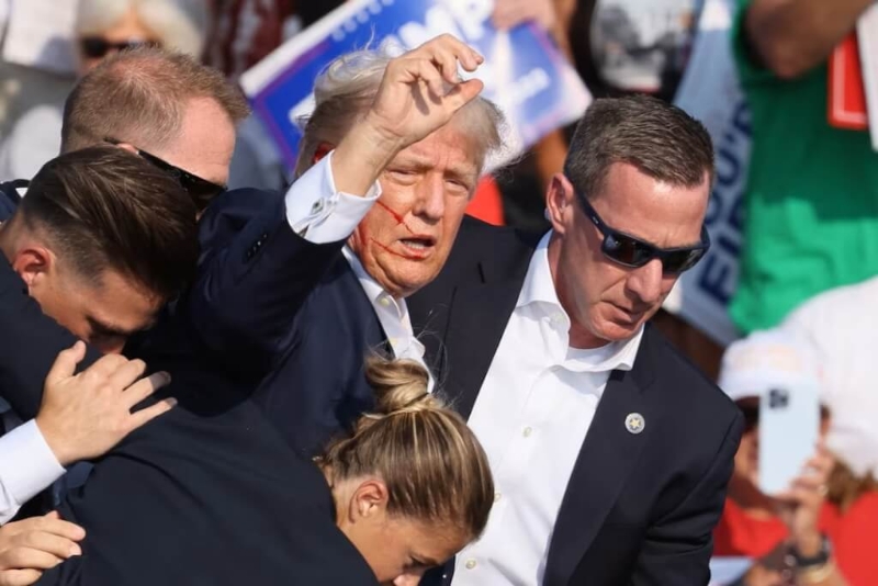 美國前總統(tǒng)特朗普13日出席賓州造勢活動傳槍響，特朗普臉側及耳朵冒血。路透社