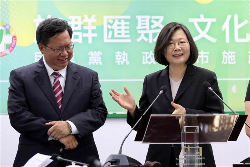 歷史哥強(qiáng)調(diào)，鄭文燦(左)被關(guān)前車之鑒，蔡英文(右)的人恐要趕緊砍向政敵表忠心